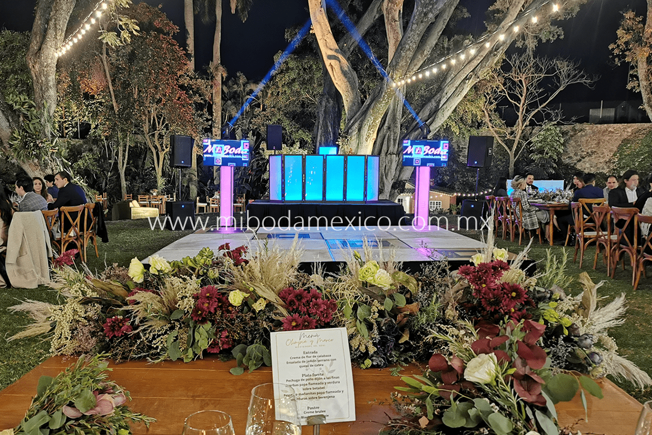Iluminación vintage aérea para bodas con pista vintage en jardín de Cuernavaca