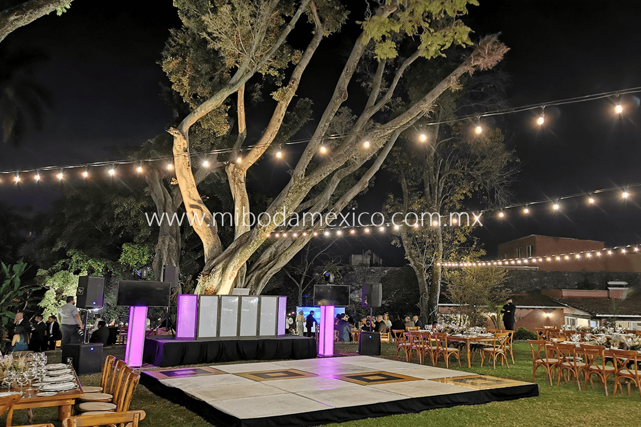 Cabina lounge con iluminación vintage en jardín "Las Mañanitas" en Cuernavaca