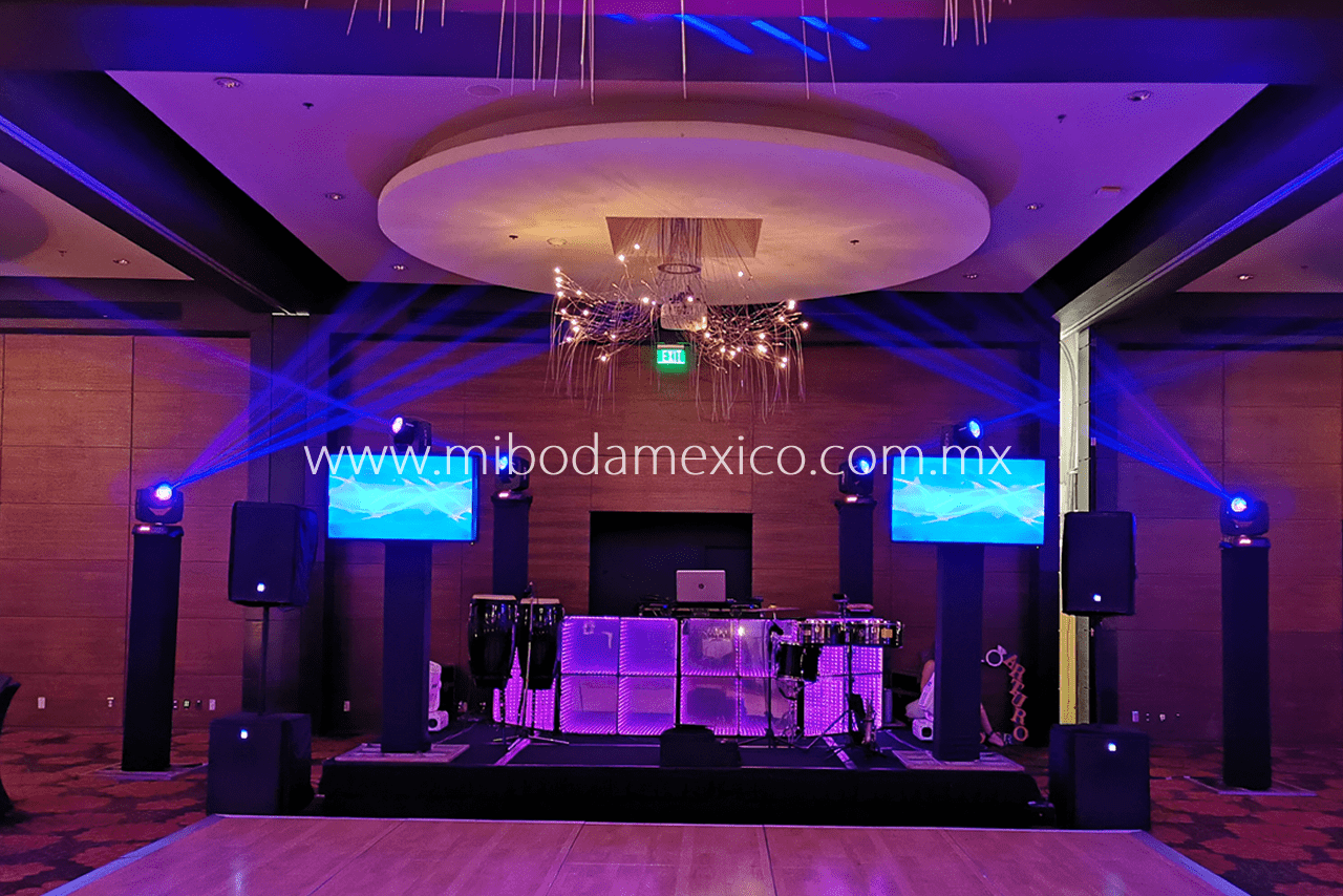 Cabina infinity iluminada súper elegante para DJ de bodas en salón de CDMX