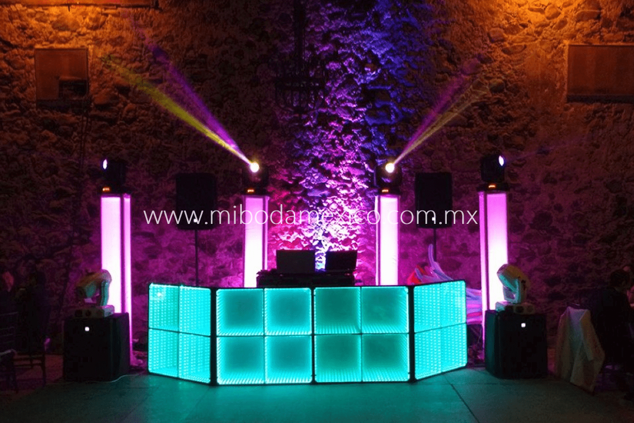 Cabina infinity iluminada para DJ de boda en Hacienda de Morelos 