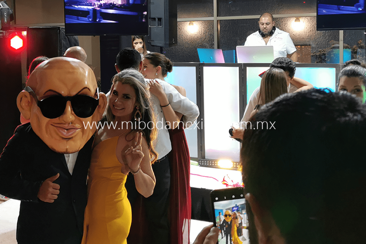 Show latino con cabezón de Pitbull creando el mejor ambiente para tu boda