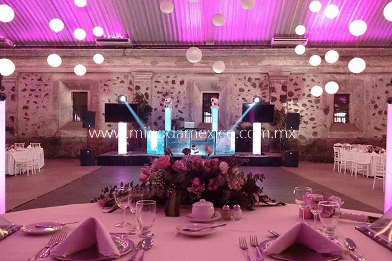 Cabina infinity iluminada con iluminación ambiental para DJ en tu boda