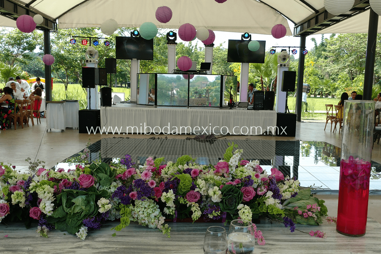 Cabina infinity de día con espejos reflejante e iluminación ambiental para DJ en tu boda