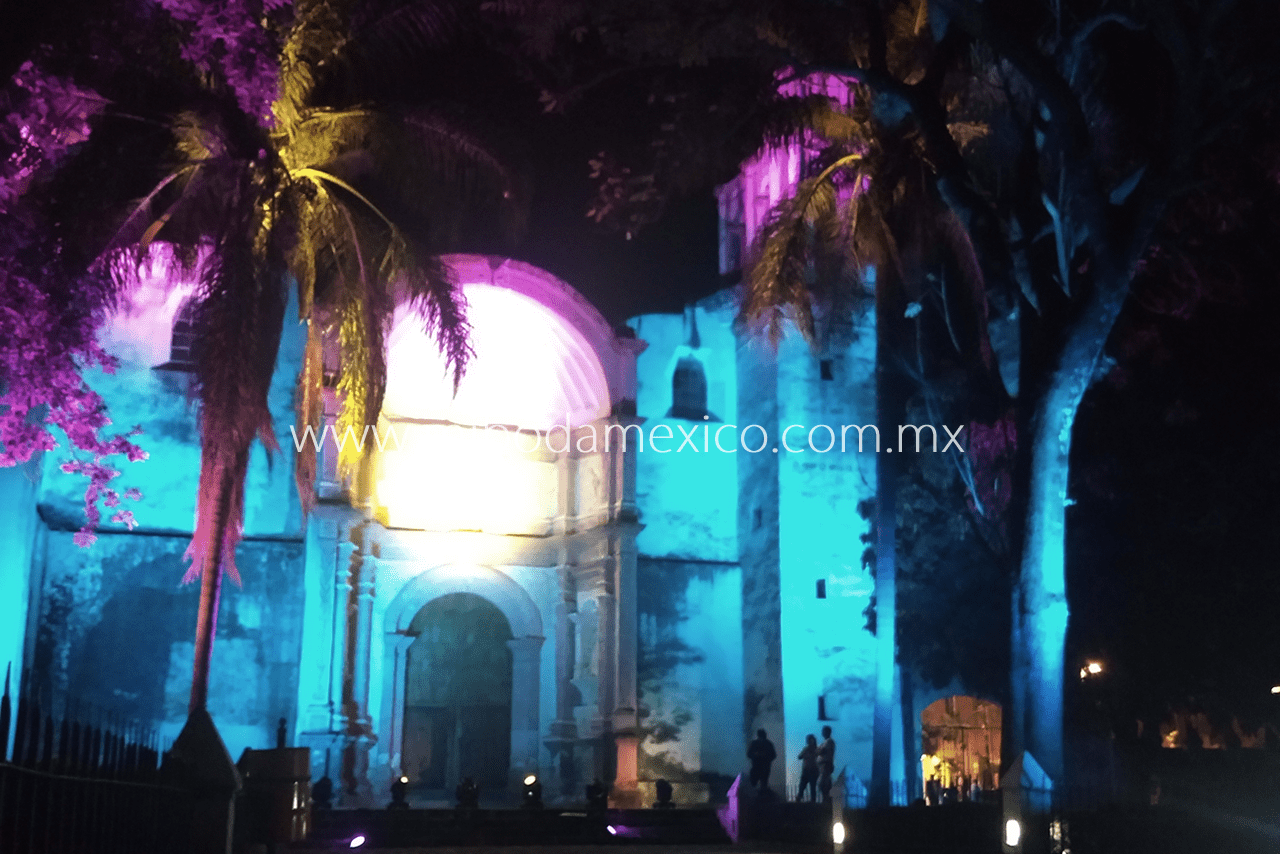 Iluminación arquitectónica en la fachada de la catedral de cuernavaca para boda de noche