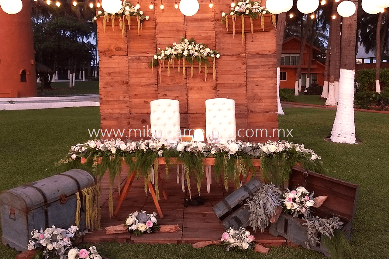 Mesa de novios con decoración floral
