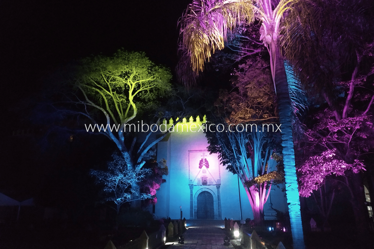 Iluminación arquitectónica en la catedral de cuernavaca para boda de noche