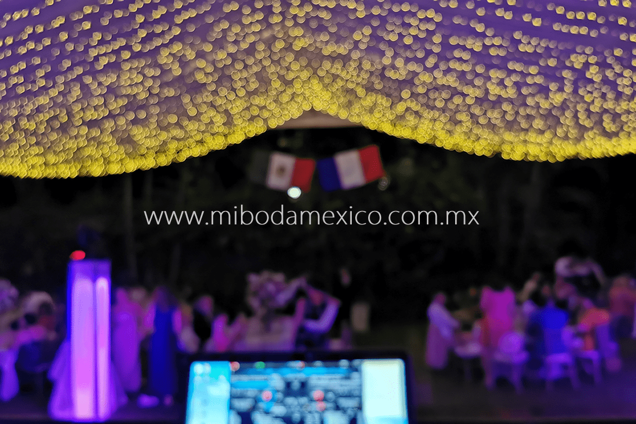 Carpa iluminada en boda internacional. México vs. Francia