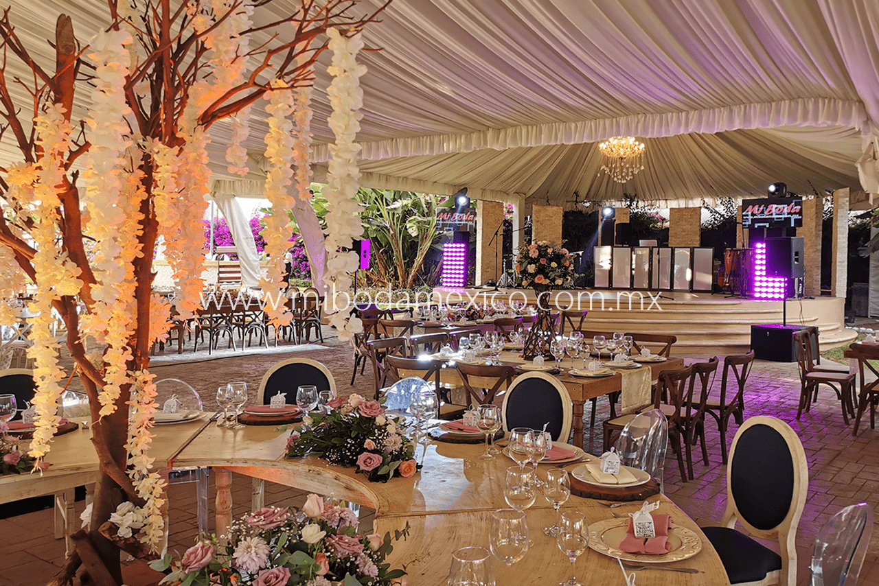 Decoración floral vintage iluminada para bodas con colgantes y arboles vintage