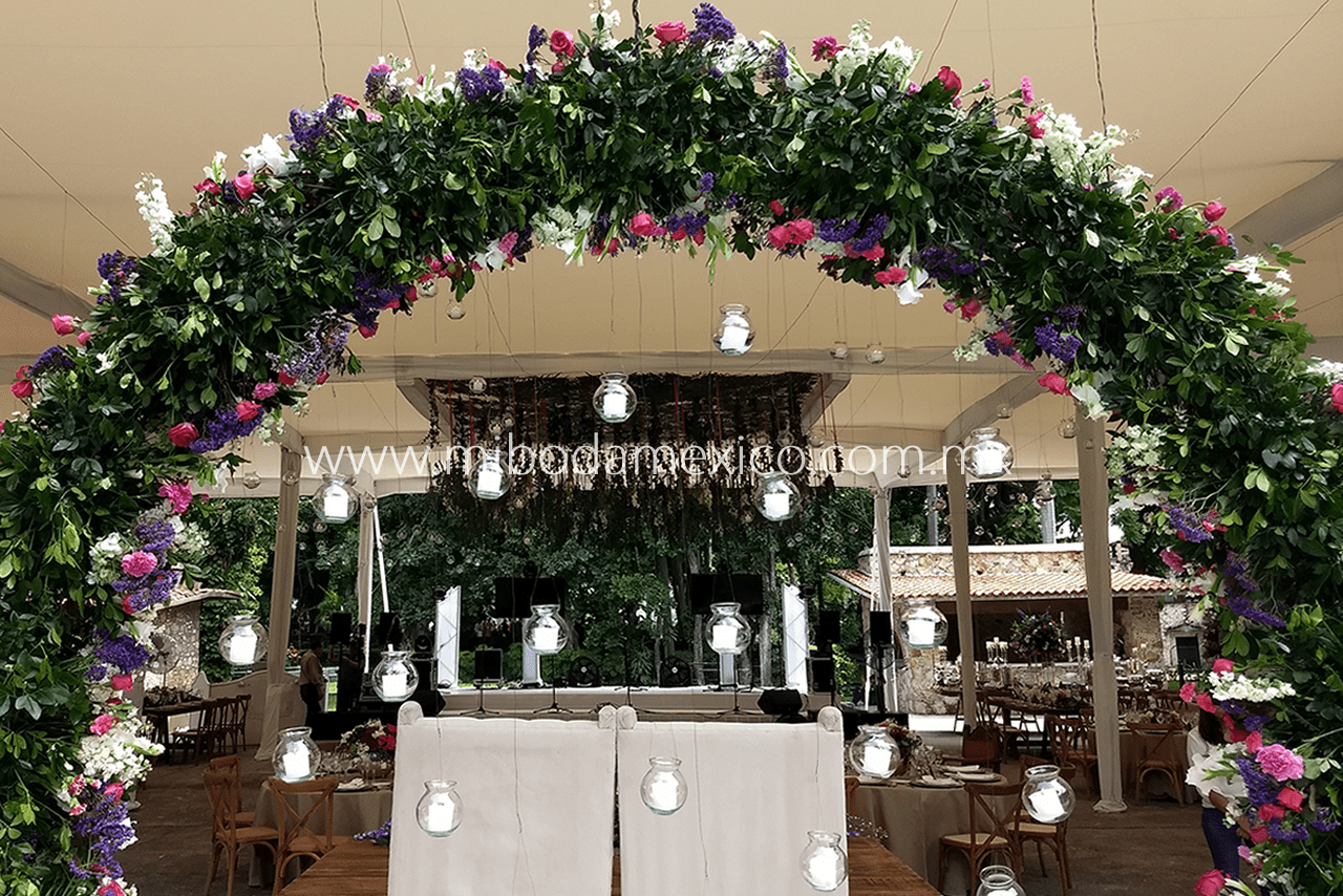 Mesa de novios con decoración floral